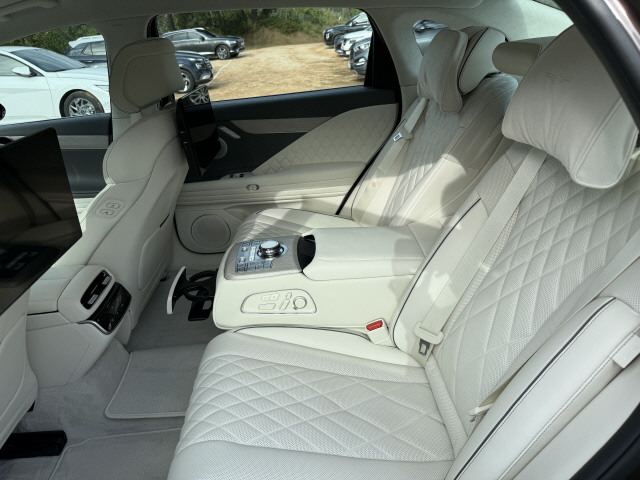 뒷좌석에 VIP 시트가 장착돼 장거리 주행에도 피로를 덜 수 있다.